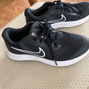 Youth Nike sz 4